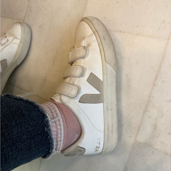 Veja White Women's Sneakers - Picture 2 of 4